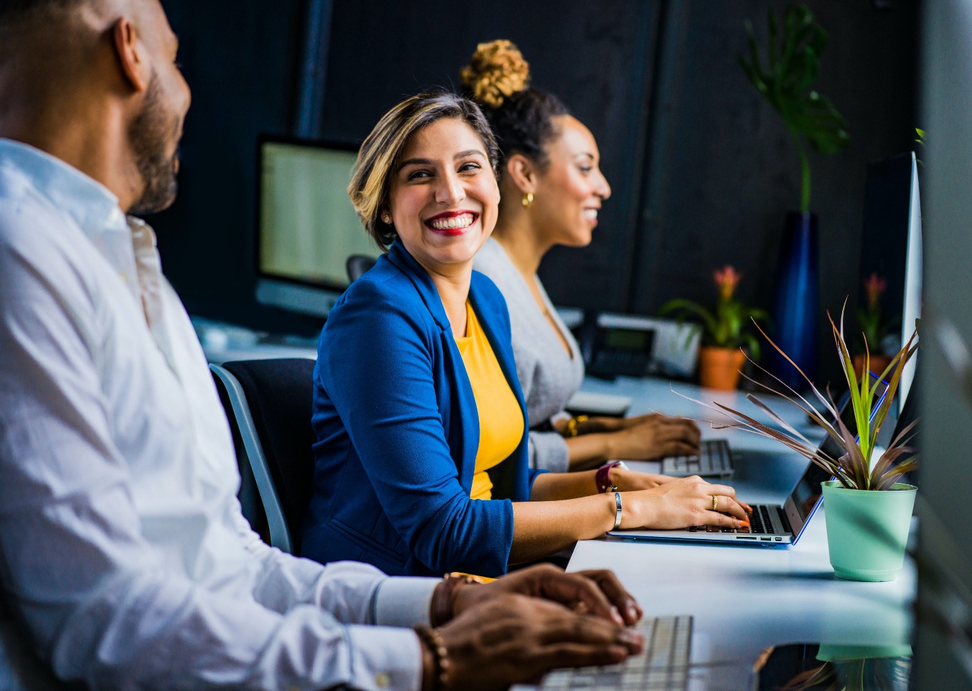 sales performance digital coaching women at desk